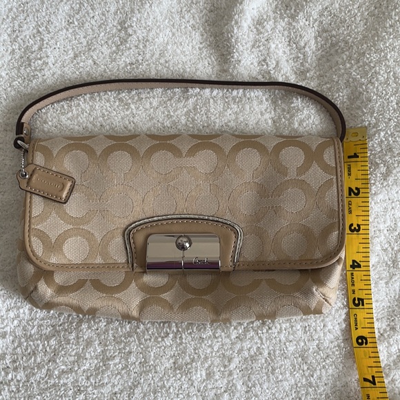 Coach convertible wristlet/clutch purse. - Picture 8 of 10